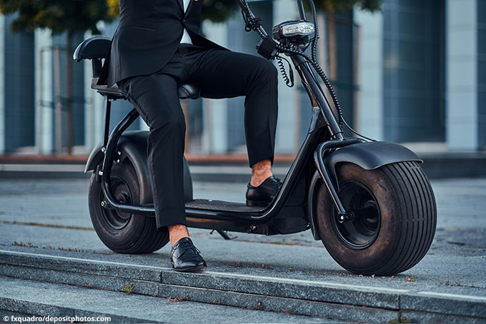 Elektro Scooter mit Sitz und Straßenzulassung sind eine bequeme Alternative zu "Stehscootern"
